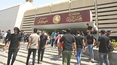 أرشيفية لمتظاهرين مؤيدين للصدر في مجلس النواب العراقي

